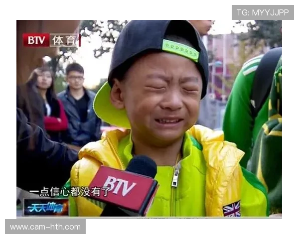 场边趣闻：小球迷冲入场内索要签名，保安迅速礼貌带离